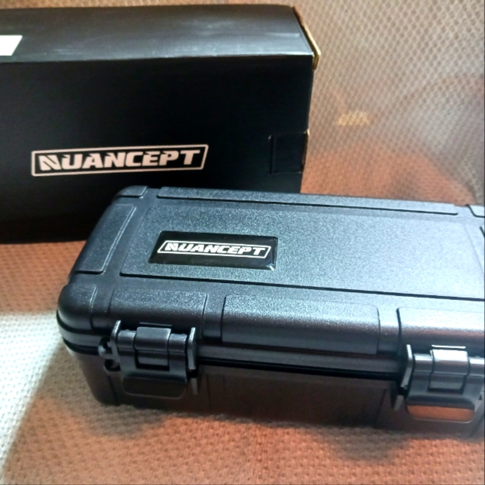 Nuancept travel humidor with cutters